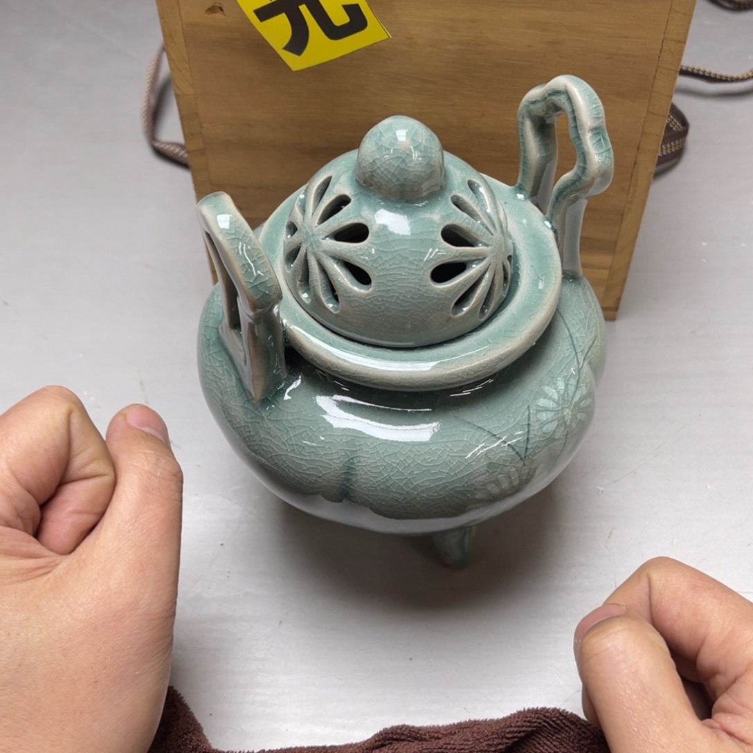 瓷片密密麻麻地排列着一个大