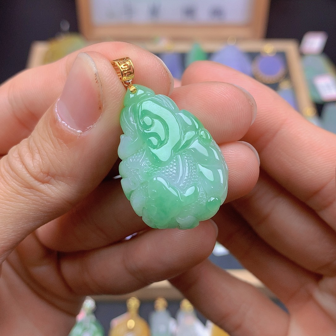 翡翠颈饰18K金镶嵌翡翠