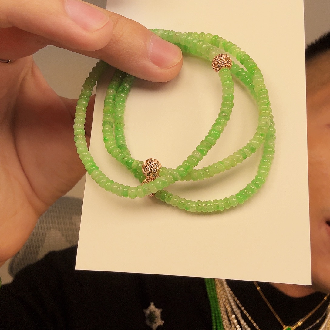 翡翠未镶嵌颈饰一件