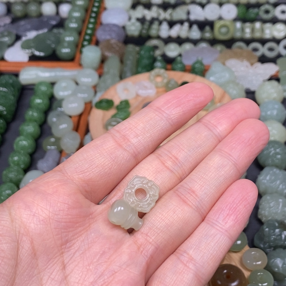 小***业和田玉未镶嵌颈饰