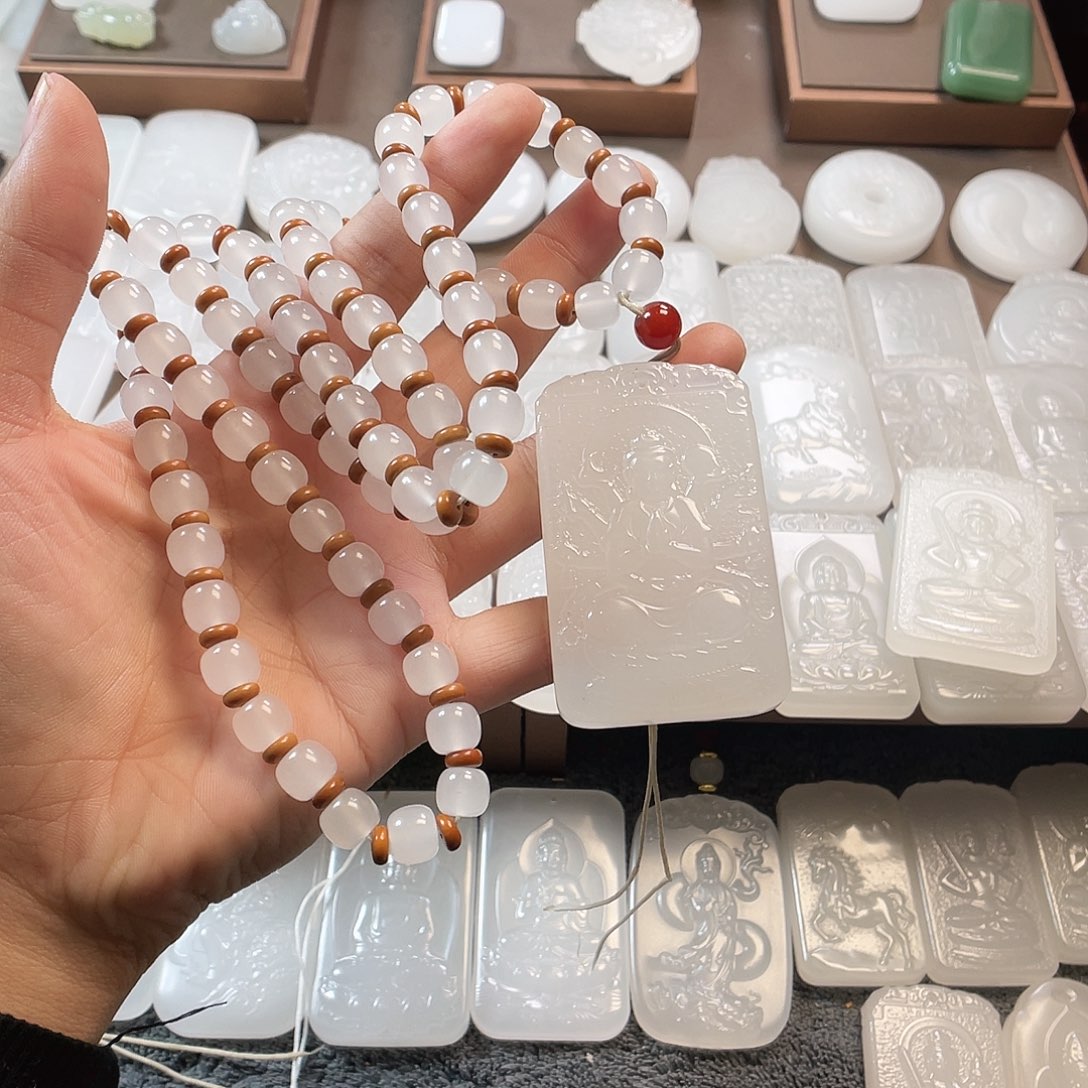 开***果石英质玉（金丝玉）未镶嵌颈饰