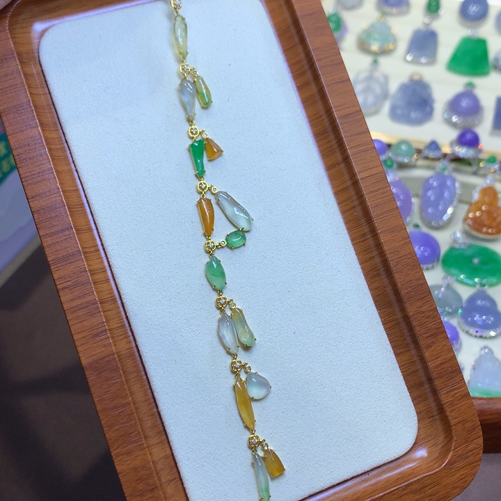 翡翠18K金镶嵌颈饰翡翠