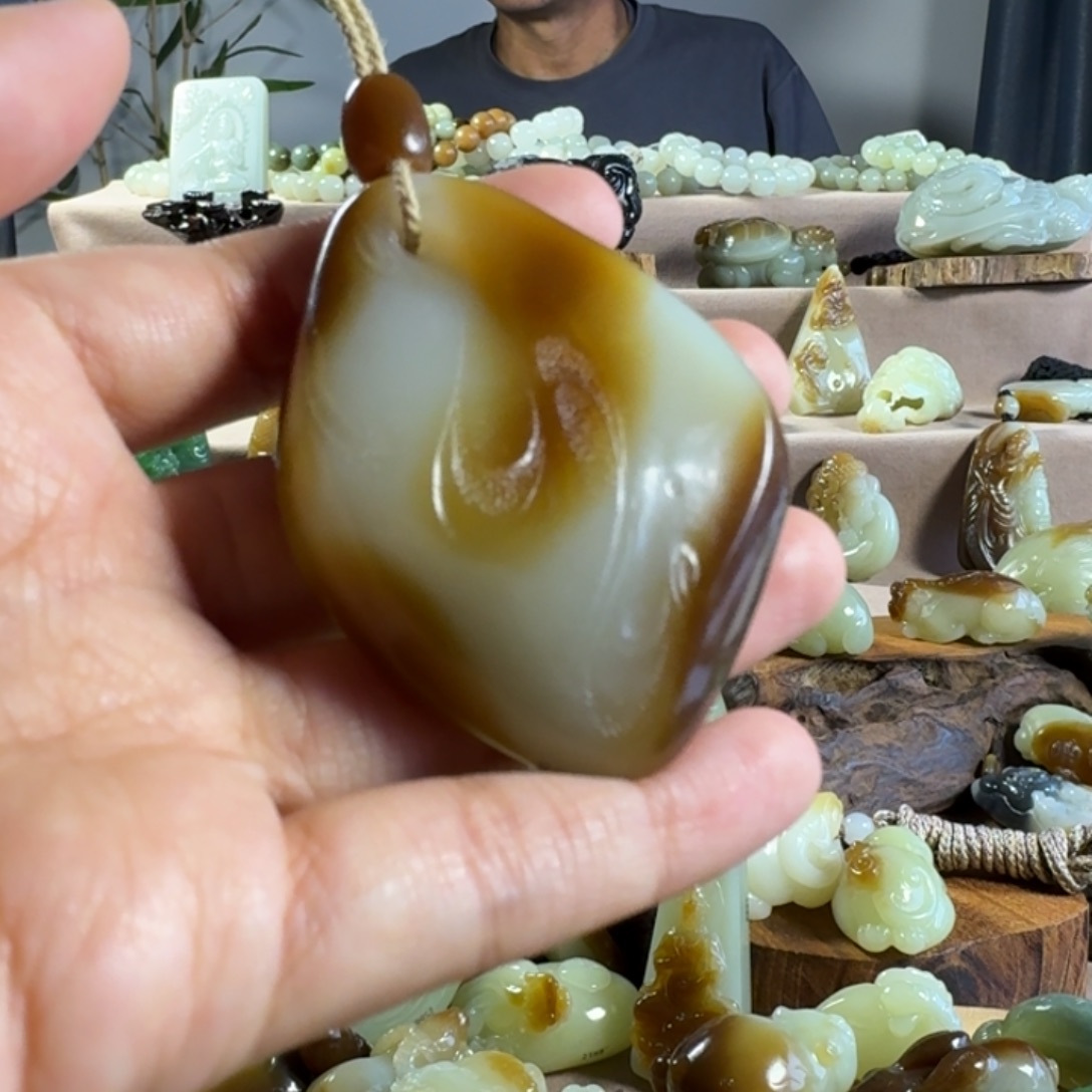 颈饰未镶嵌和田玉（糖玉）