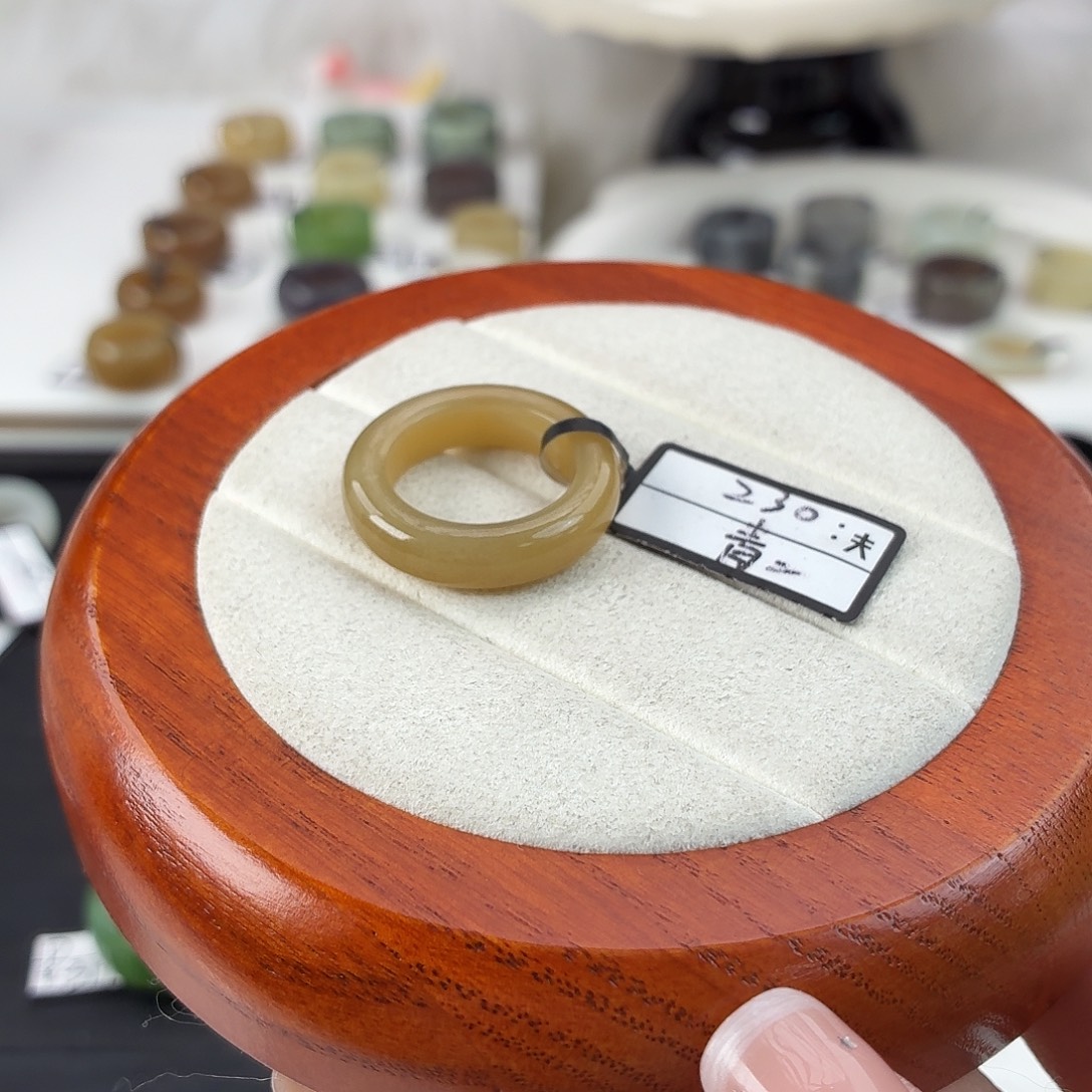 和田玉未镶嵌戒指Q127糖泥鳅背内径17.1