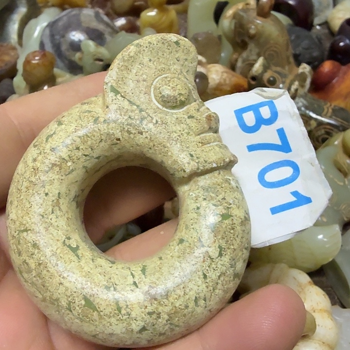 透闪石-蛇纹石玉未镶嵌颈饰