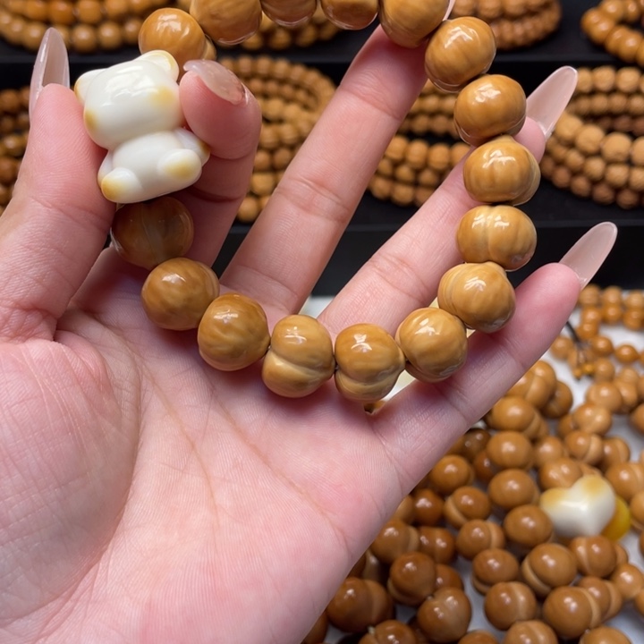 淇****猴头核桃吊坠微瑕屁桃加小熊