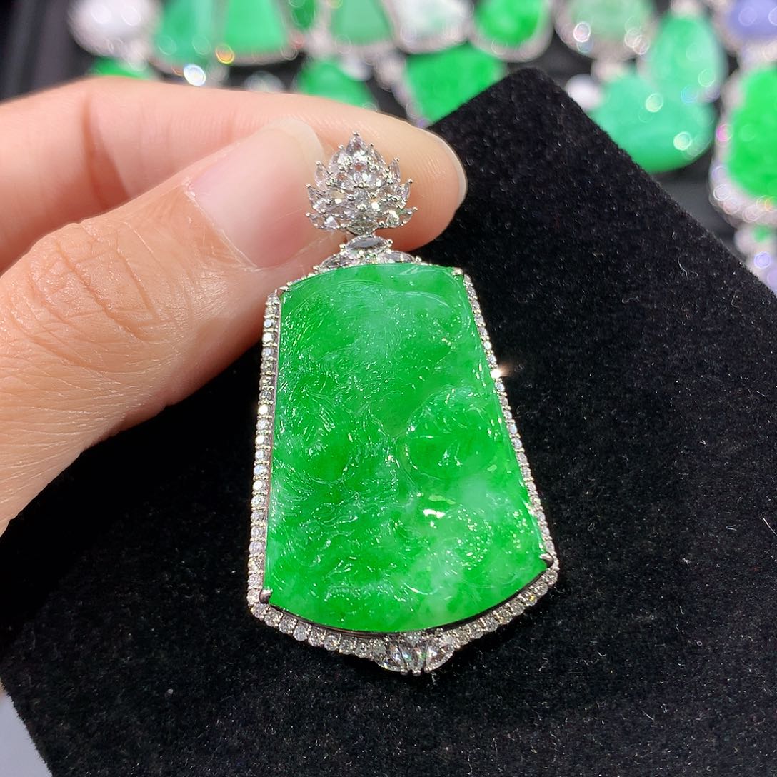 翡翠18K金镶嵌颈饰