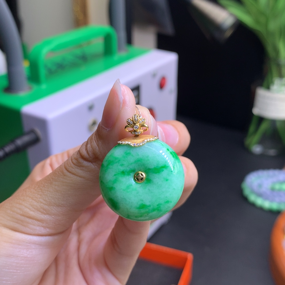 小***邱翡翠18K金镶嵌颈饰