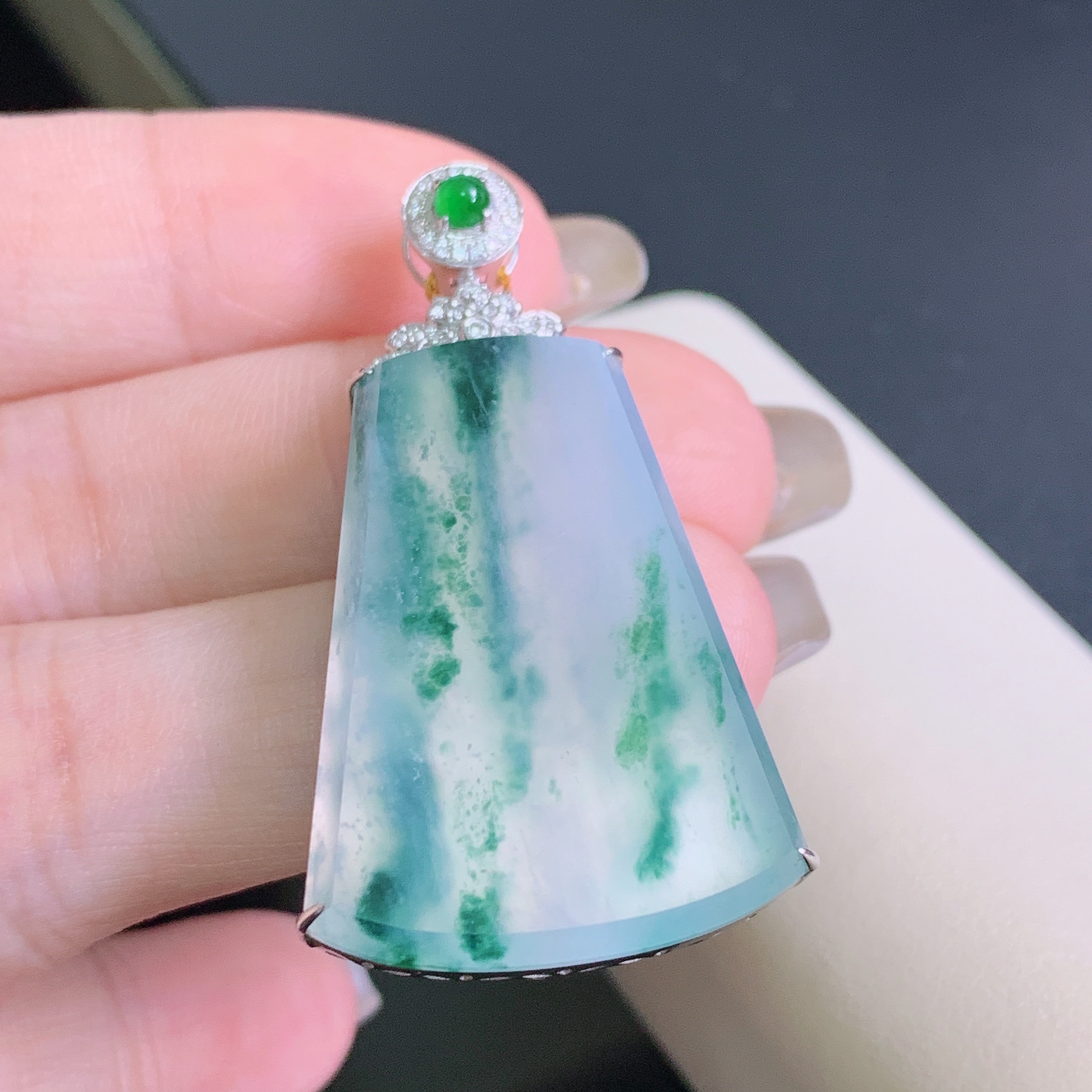 天然缅甸a货翡翠冰种飘花无事牌吊坠揭阳精品翡翠