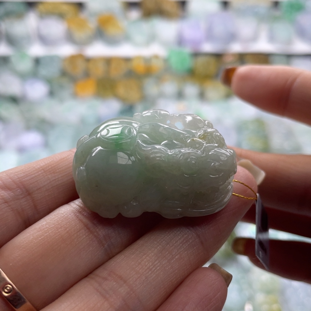 翡翠未镶嵌颈饰貔貅