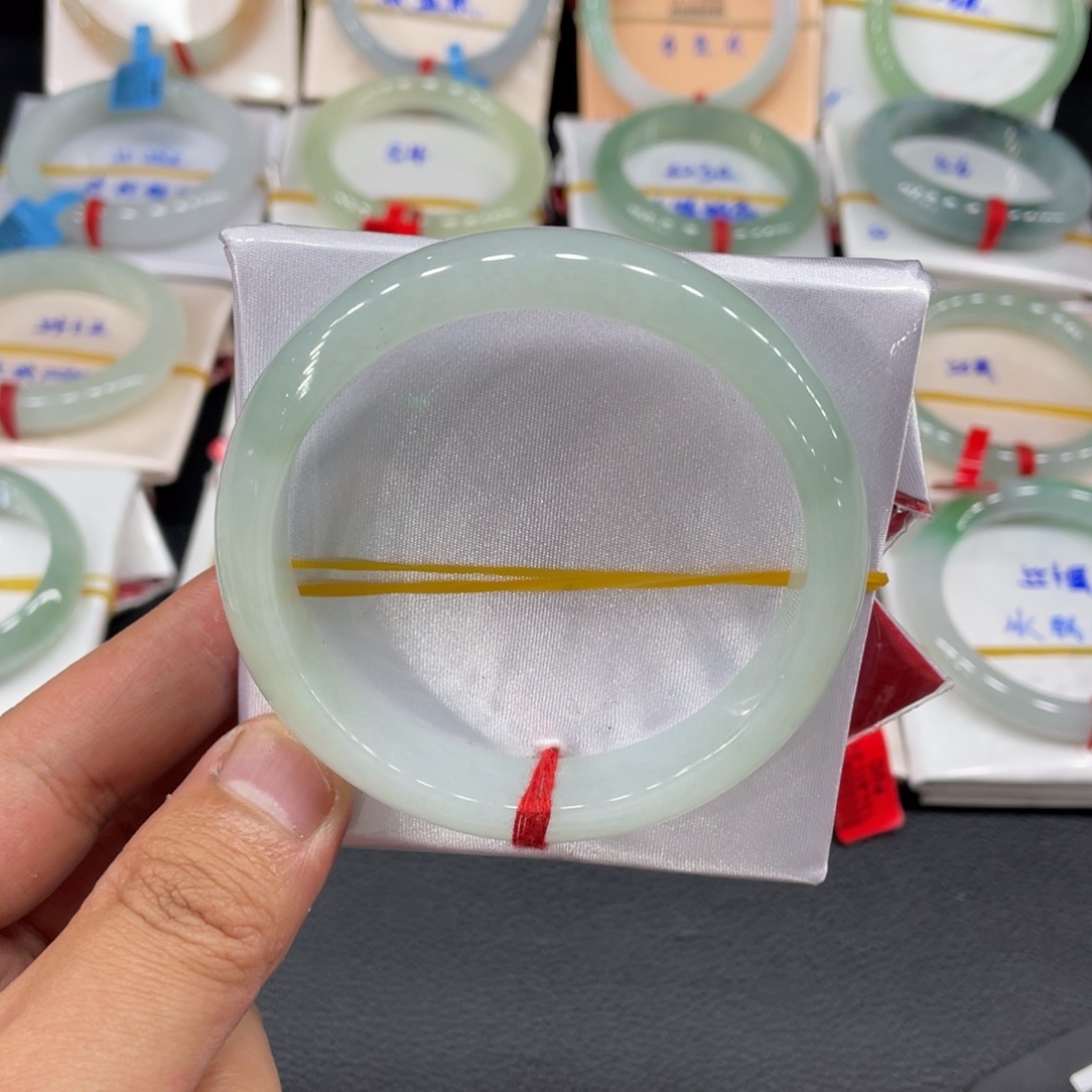 翡翠手镯未镶嵌天然翡翠