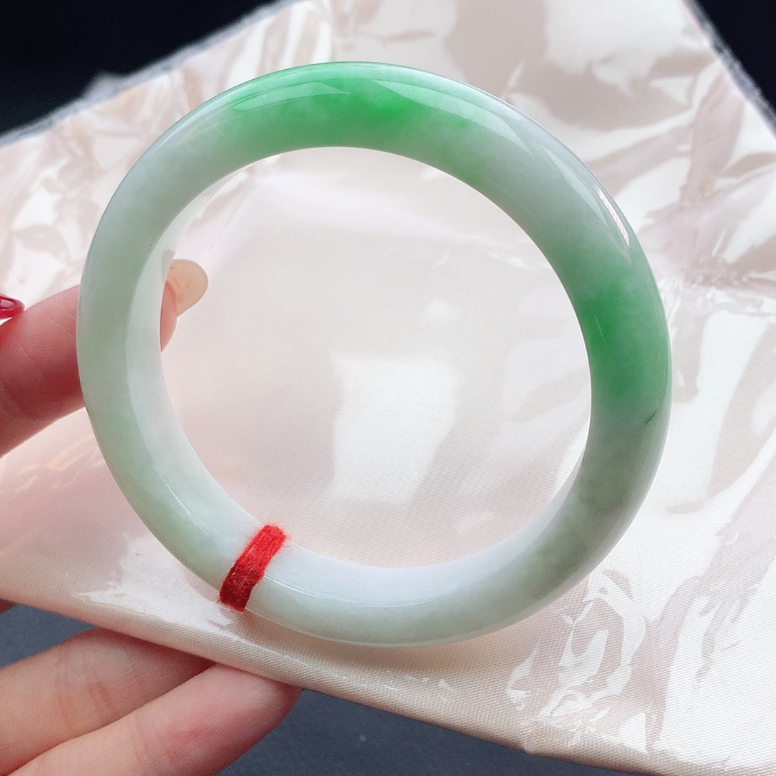 翡翠手镯未镶嵌大**?58圈口882431