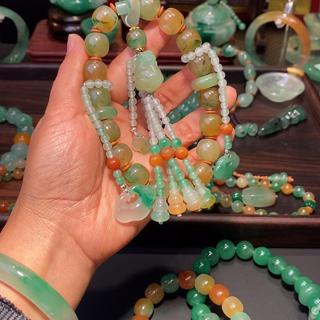 涛***哥石英质玉（非洲翠）未镶嵌串