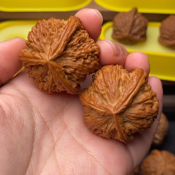 壹****文玩核桃吊坠白狮子