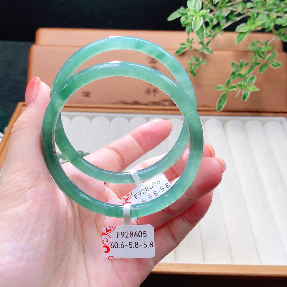 未镶嵌手镯（圆镯）翡翠