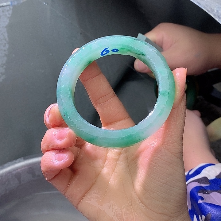 @***@石英质玉（非洲翠）未镶嵌手镯定制