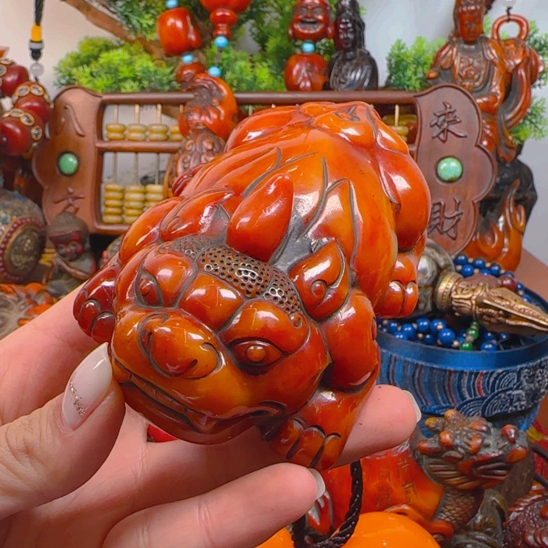 琥珀裸石未镶嵌貔貅