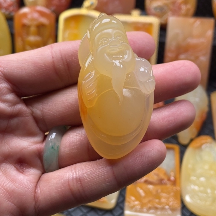 石英质玉（黄龙玉）颈饰未镶嵌