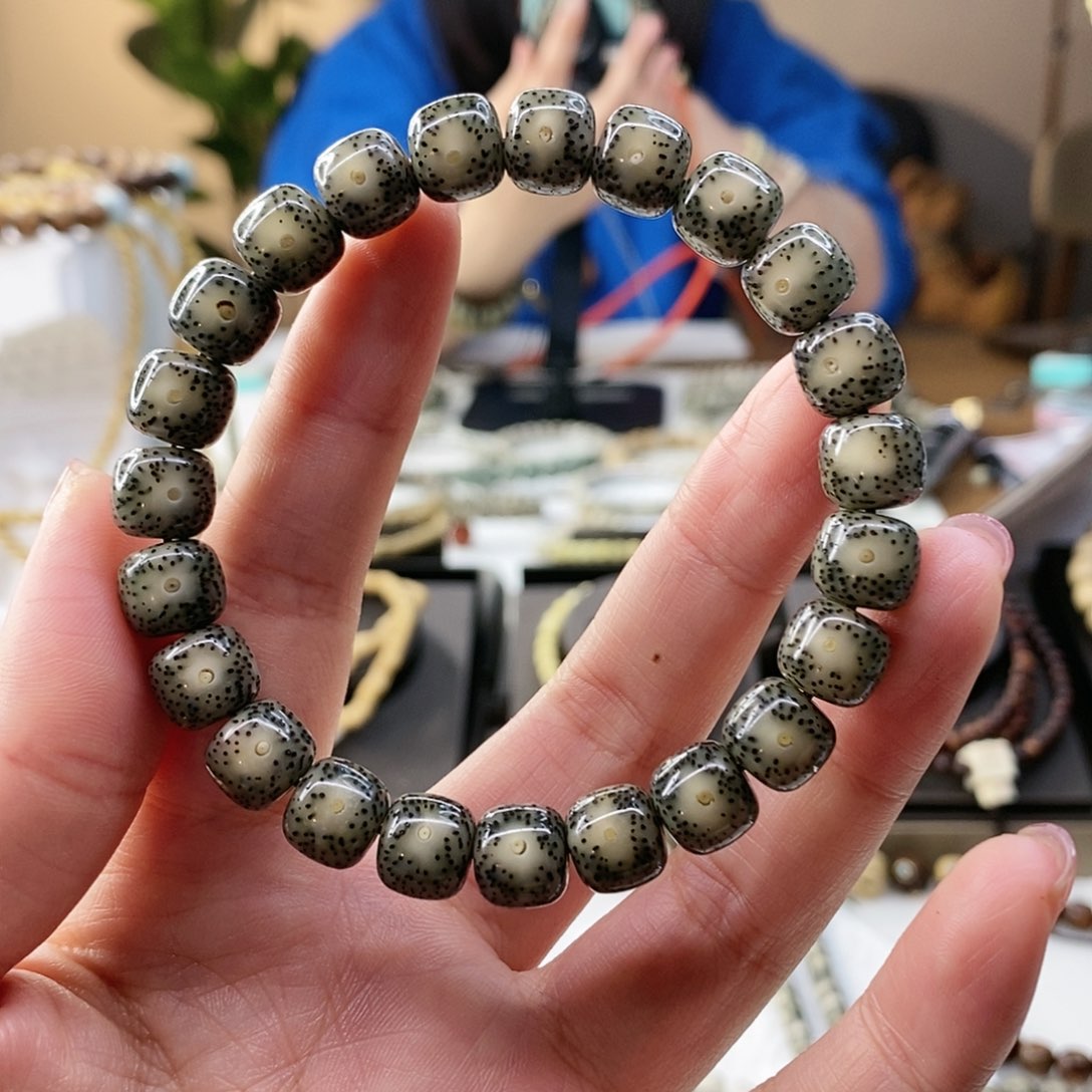 星月菩提手串10石玉料绿包白