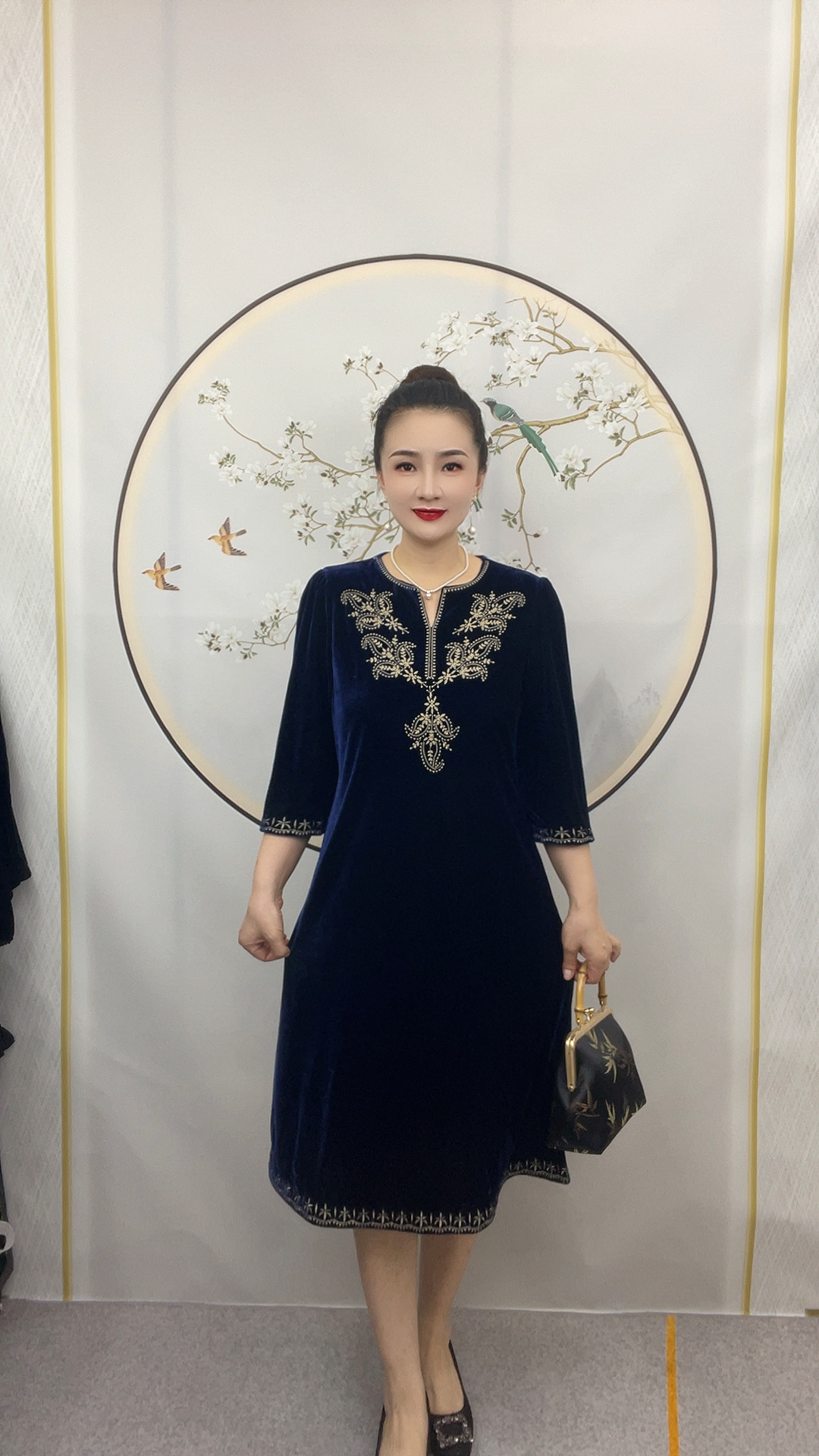 2588重工V领刺绣时尚显瘦妈妈连衣裙