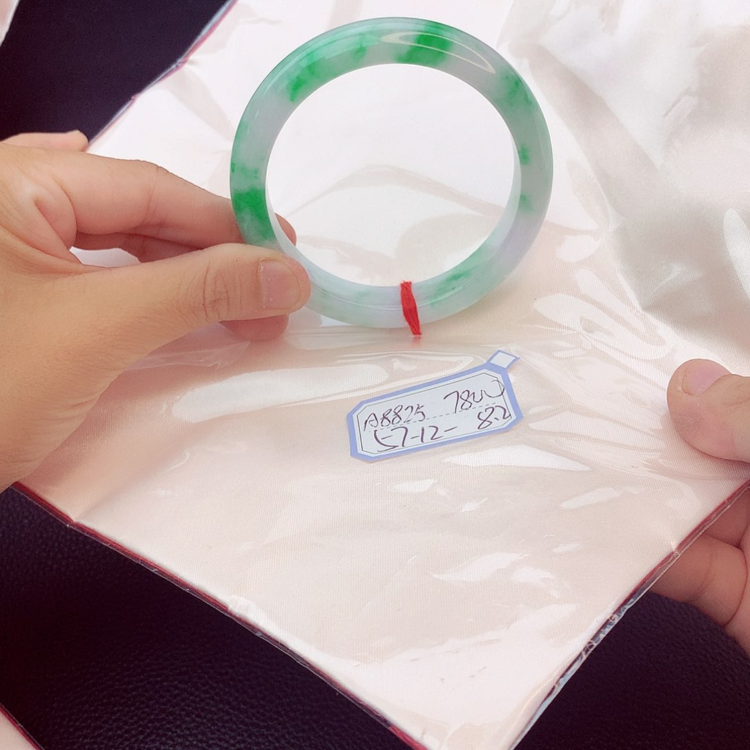 翡翠手镯未镶嵌翡翠