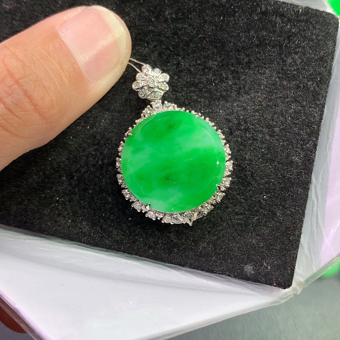 翡翠吊坠(赠链)18K金镶嵌