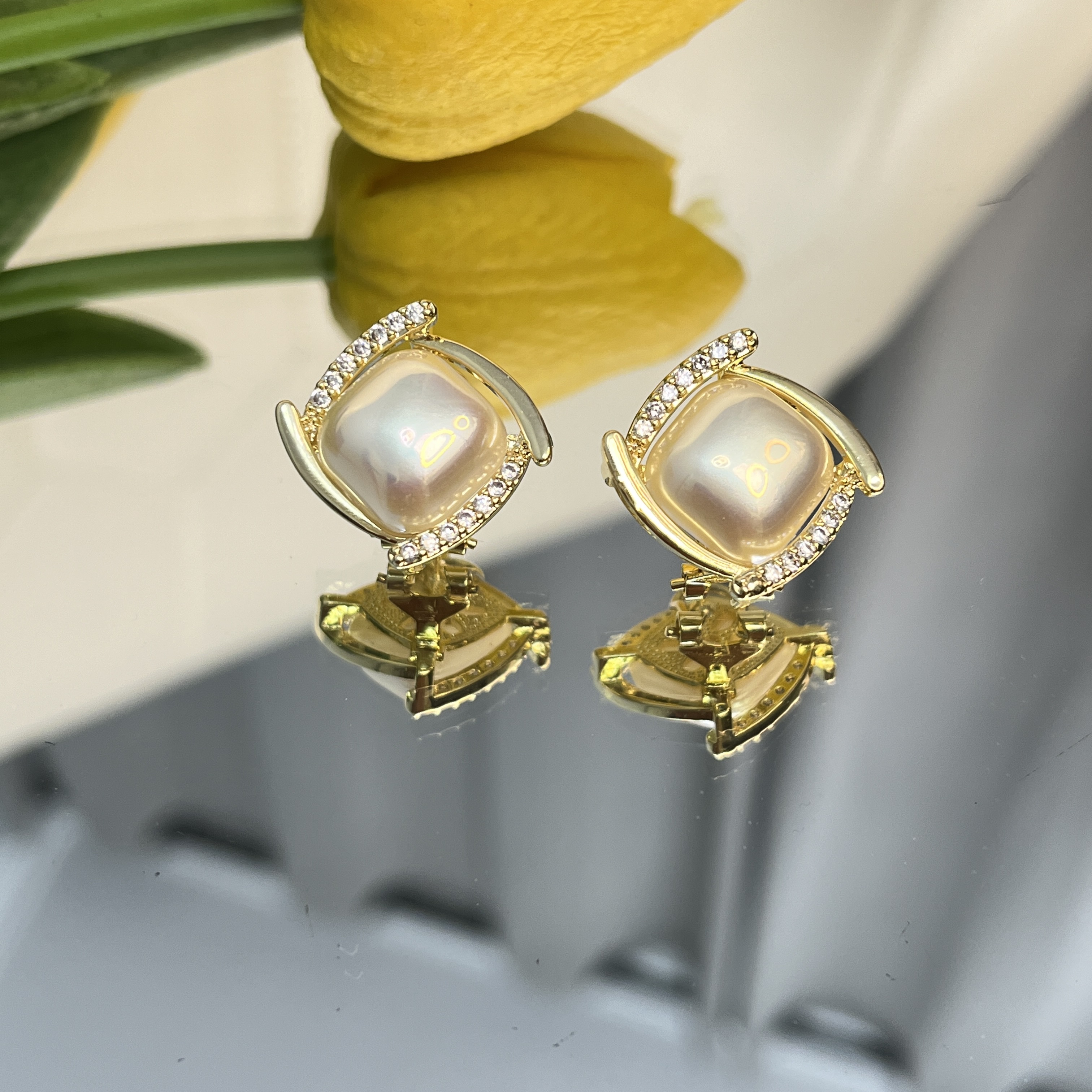 铜合金亚克力耳饰 百搭优雅时尚耳环白色金色几何形日韩浅金色女