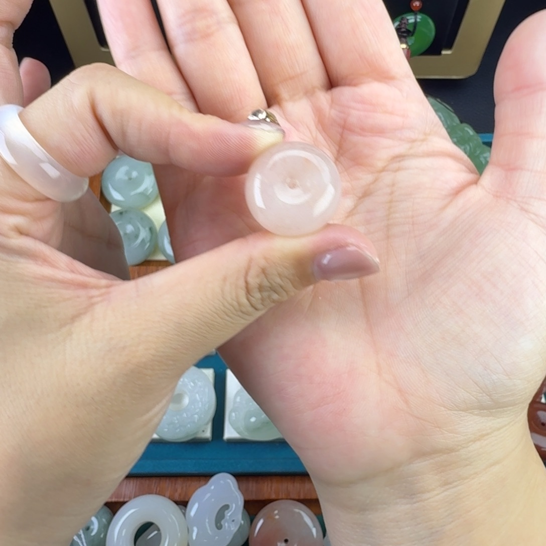 燕***O石英岩玉未镶嵌颈饰