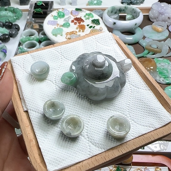 翡翠颈饰未镶嵌茶壶一套