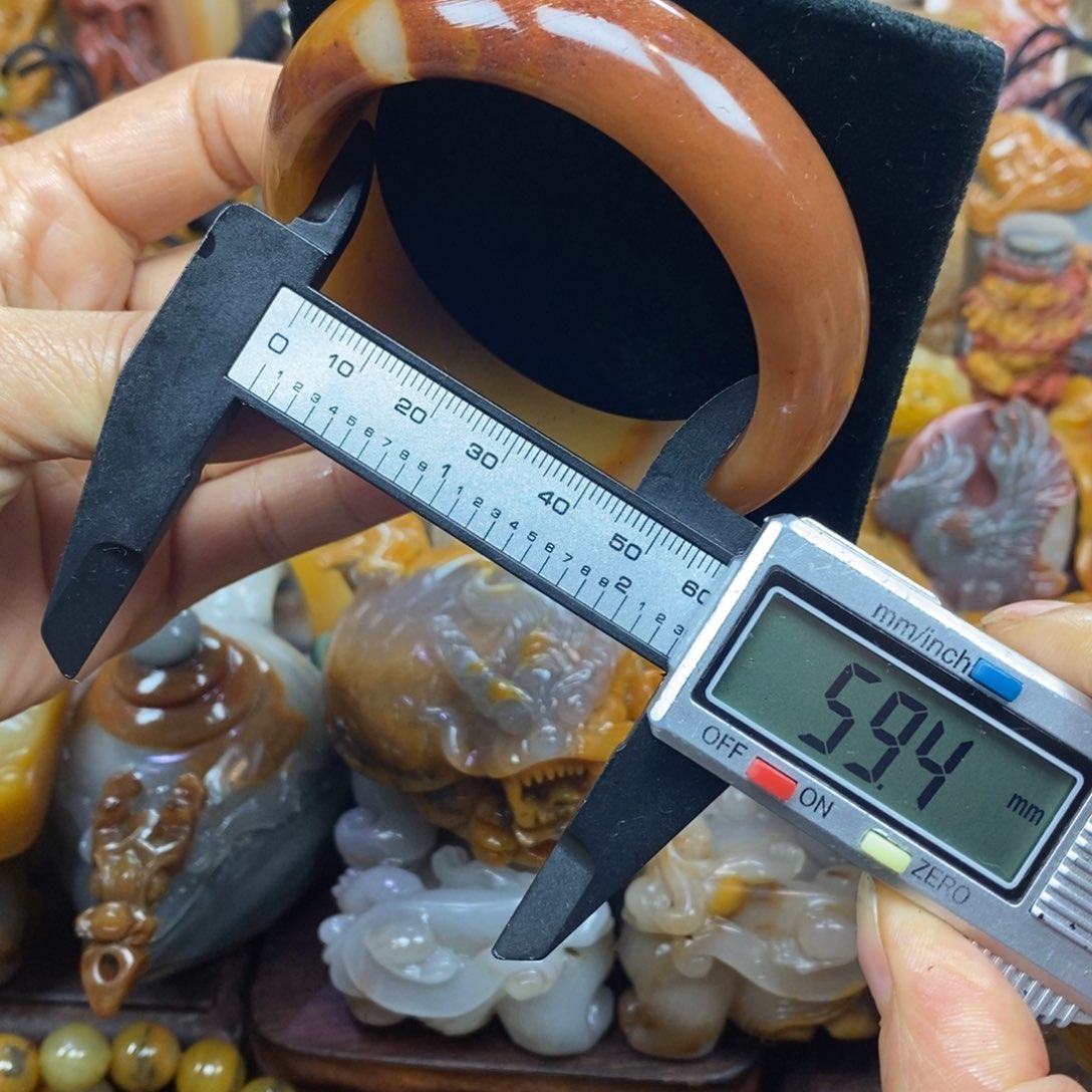 未镶嵌石英质玉（黄龙玉）颈饰