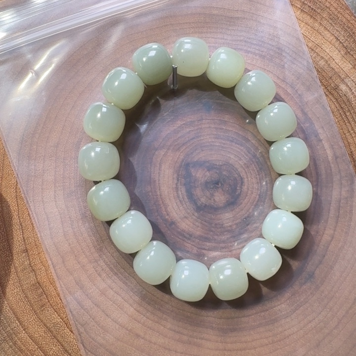 看***界和田玉未镶嵌手链