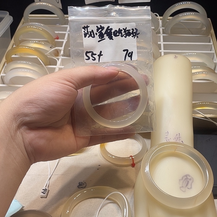 莎****玛瑙/玉髓未镶嵌手镯