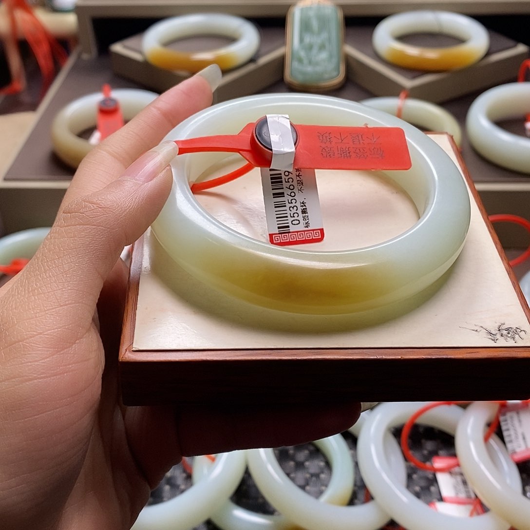 和田玉手镯未镶嵌摇****