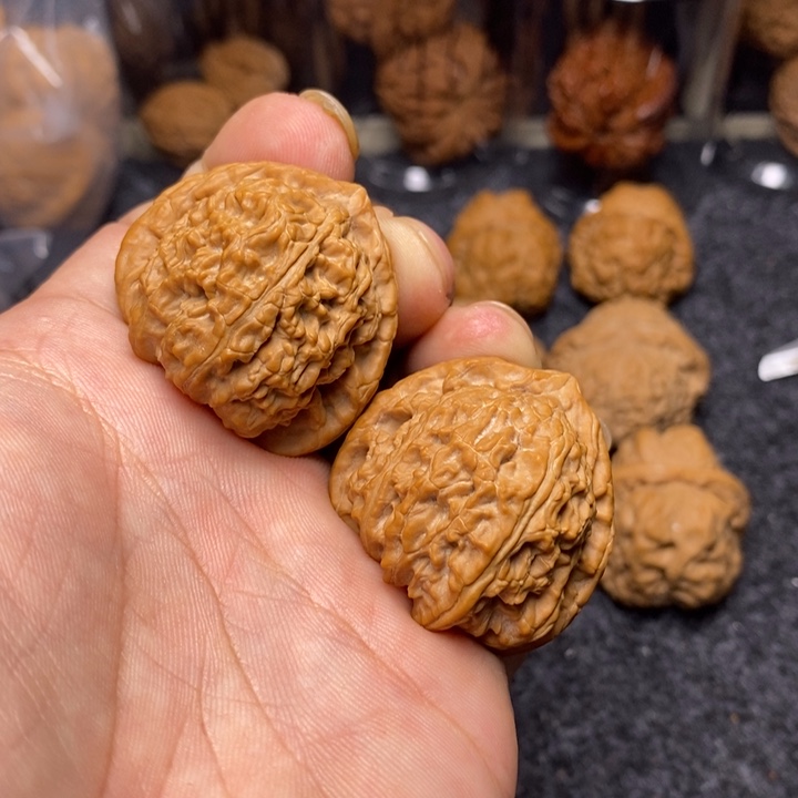 文玩核桃吊坠38全品三角白狮子