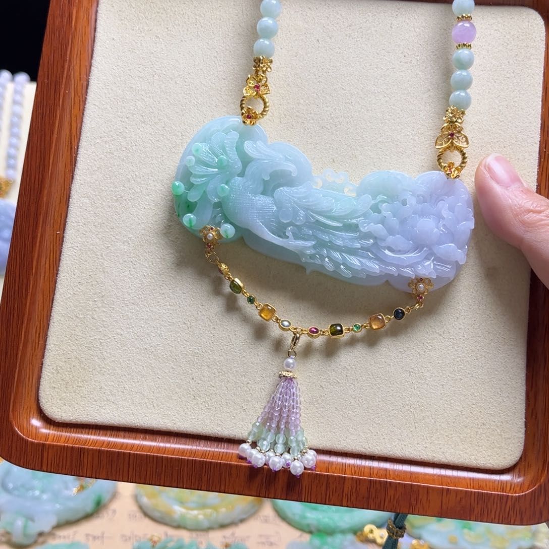 翡翠颈饰未镶嵌凤凰牡丹