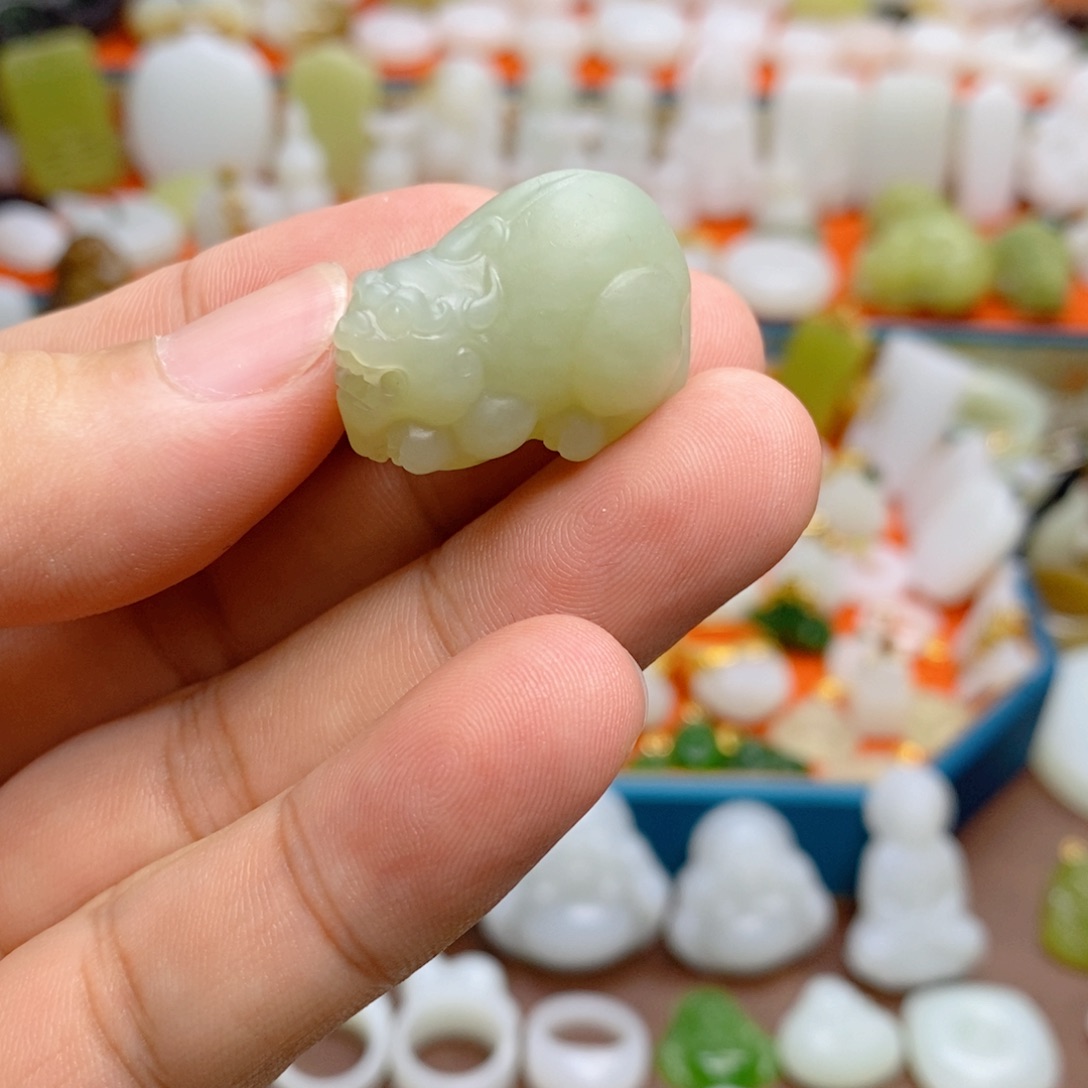 颈饰未镶嵌和田玉和田玉且末蓝貔貅吊坠（多样性发货）