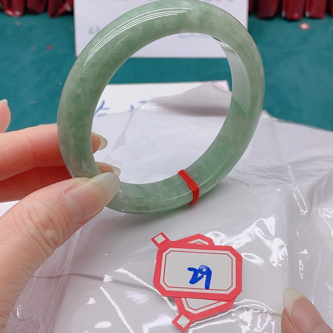 翡翠手镯未镶嵌秀2999999999