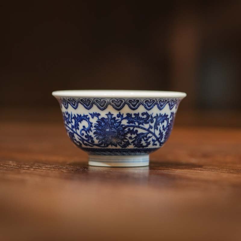 青花缠枝莲压手杯缠枝莲陶瓷压手杯复古功夫茶杯泡茶专用主人杯