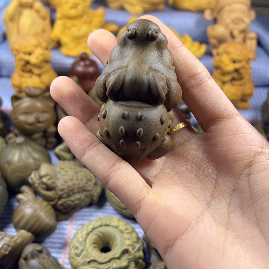 天***沙绿檀鳄鱼手把件绿檀