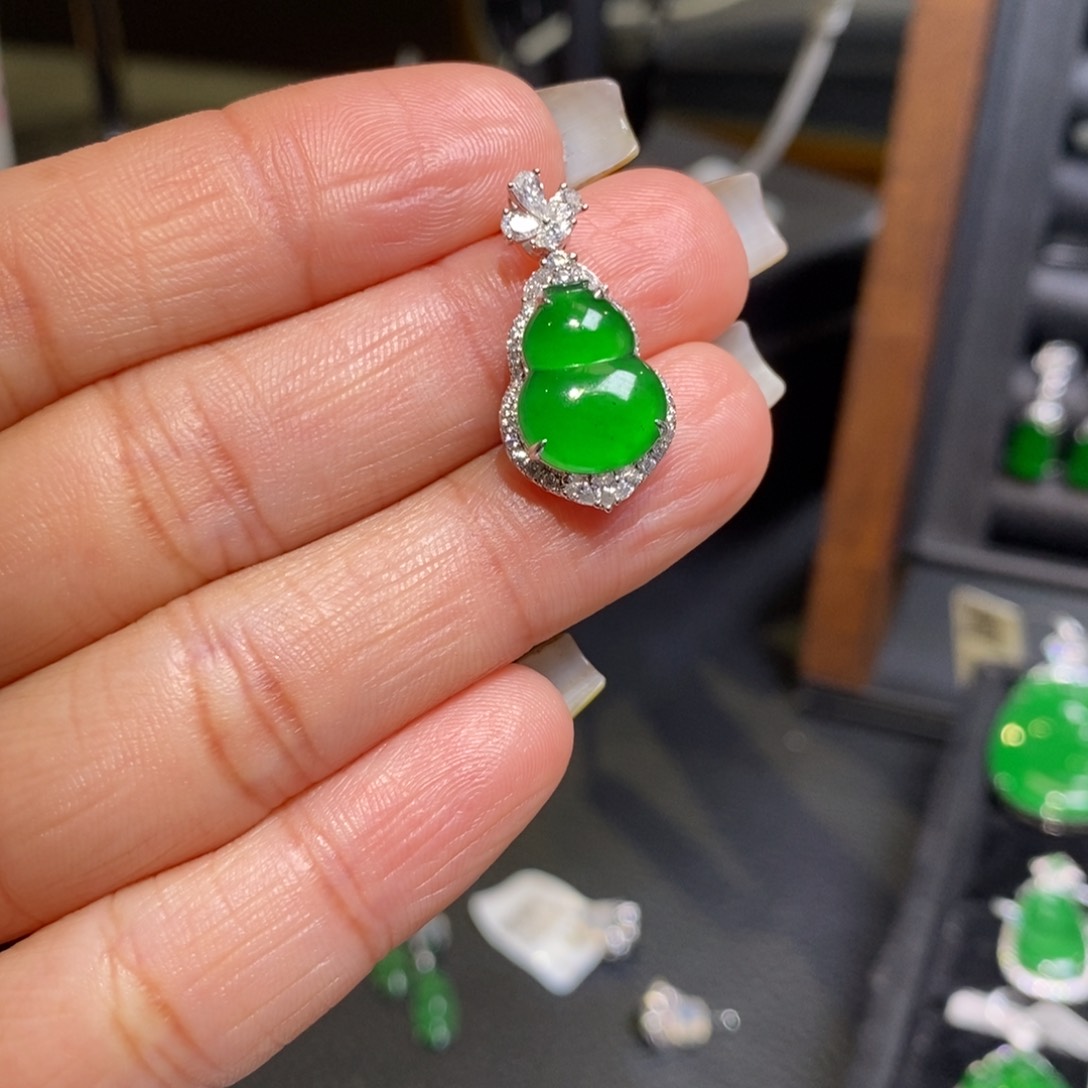 翡翠颈饰18K金镶嵌葫芦吊坠