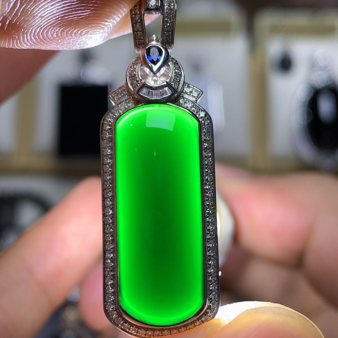 颈饰18K金镶嵌翡翠墨翠玻璃种无事牌