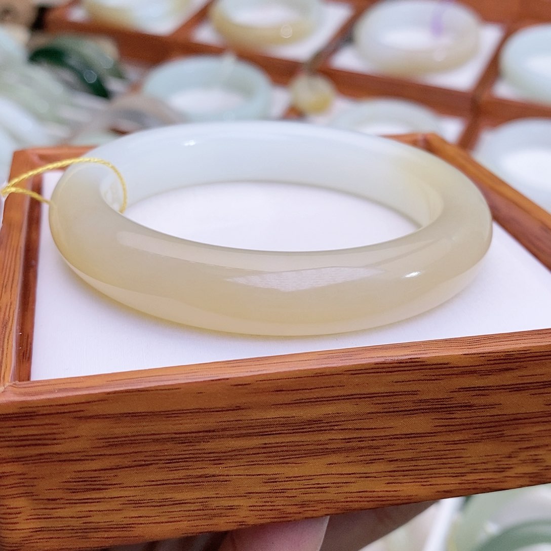 和田玉手镯未镶嵌漠57