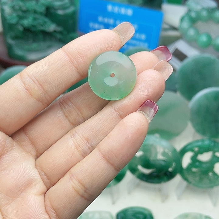 颈饰未镶嵌石英质玉