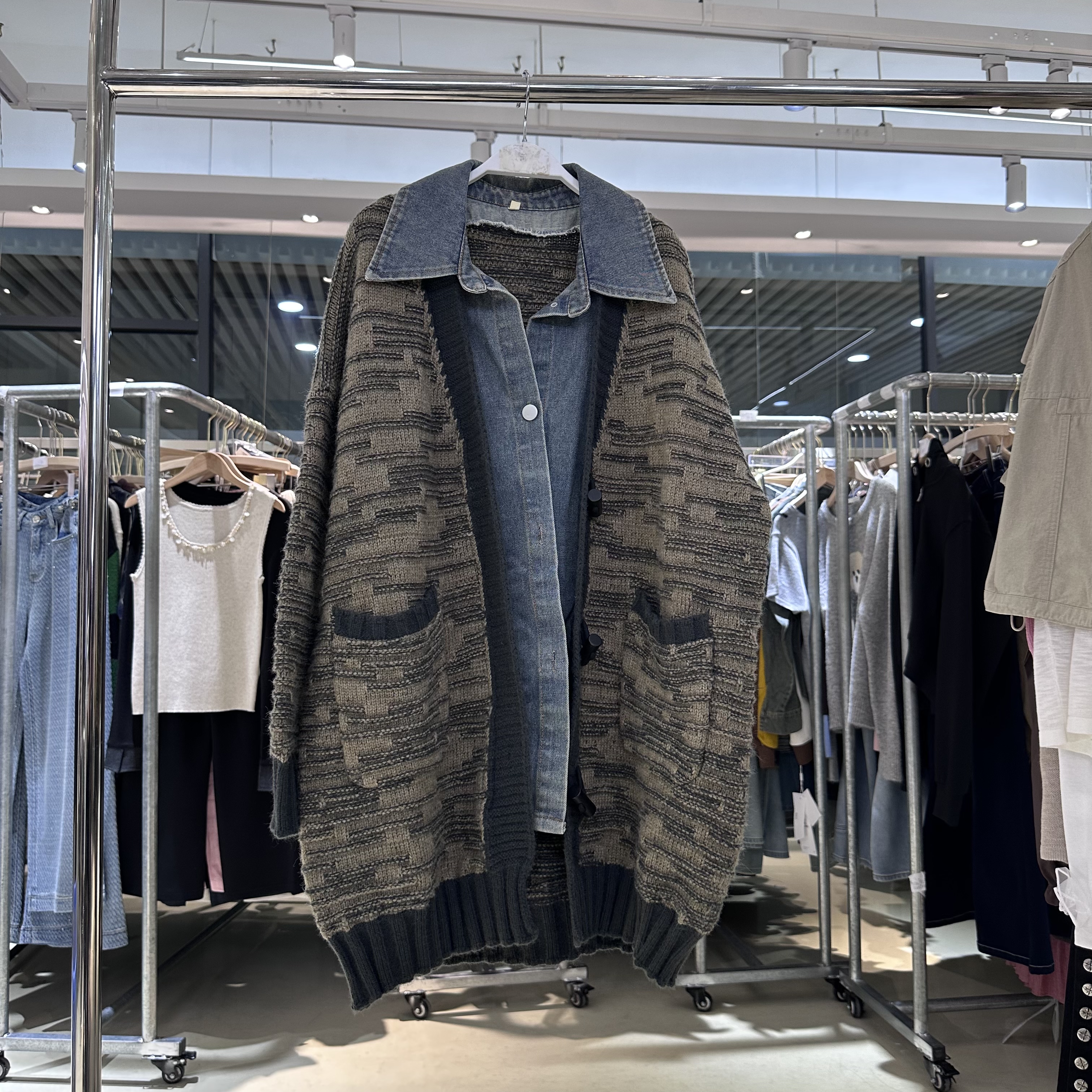 Q3918牛仔拼接针织外套秋冬新款宽松高品质设计感牛角扣毛衣开衫