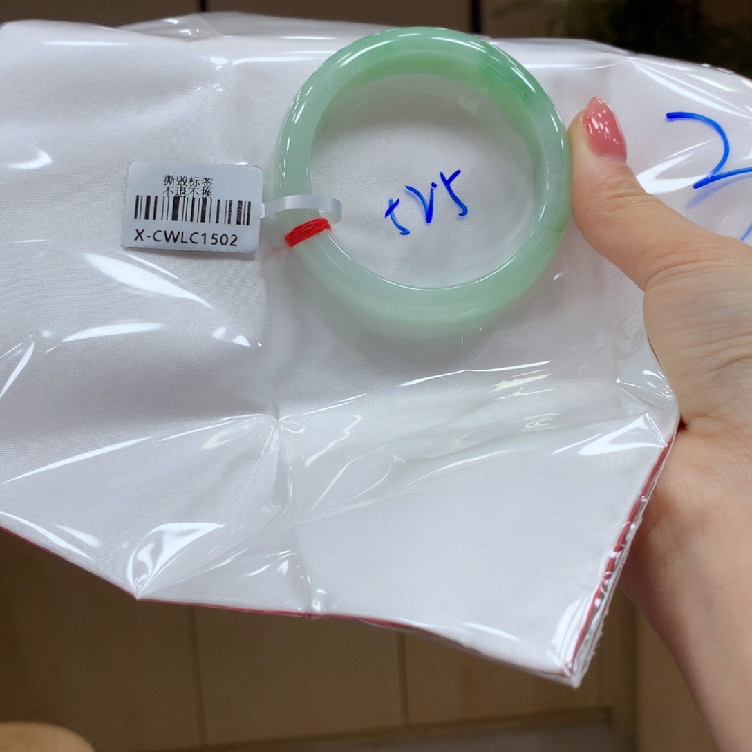 翡翠手镯未镶嵌不退不换