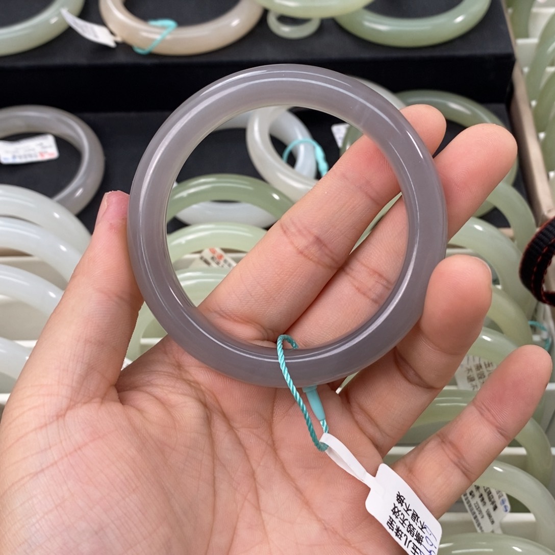 和田玉手镯未镶嵌56.57微瑕