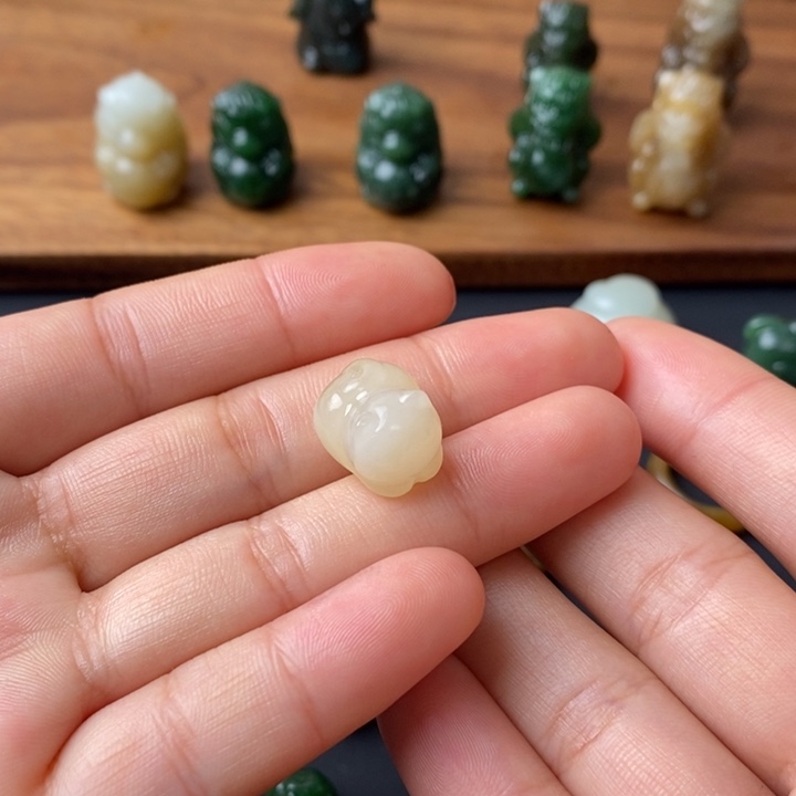 妮***子和田玉未镶嵌颈饰