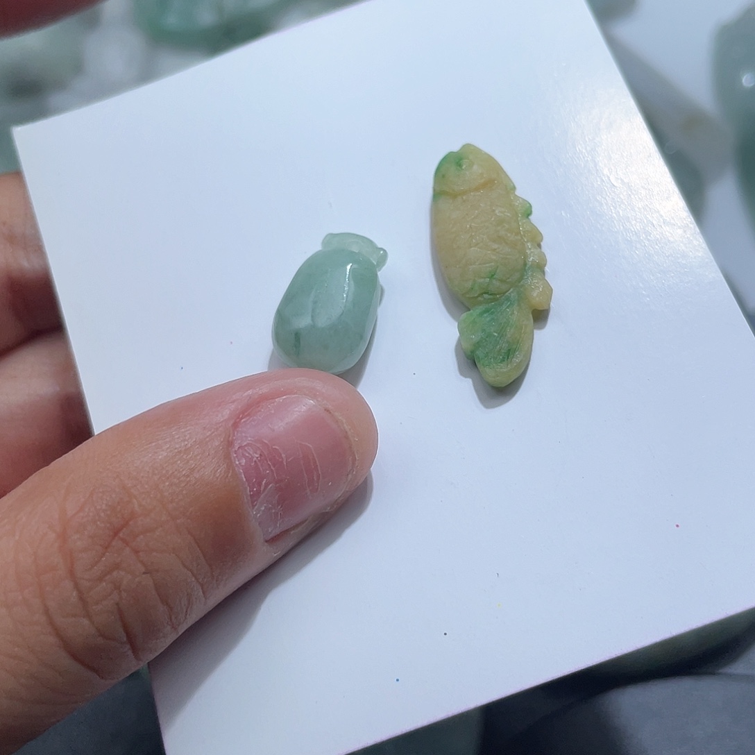 颈饰未镶嵌翡翠是