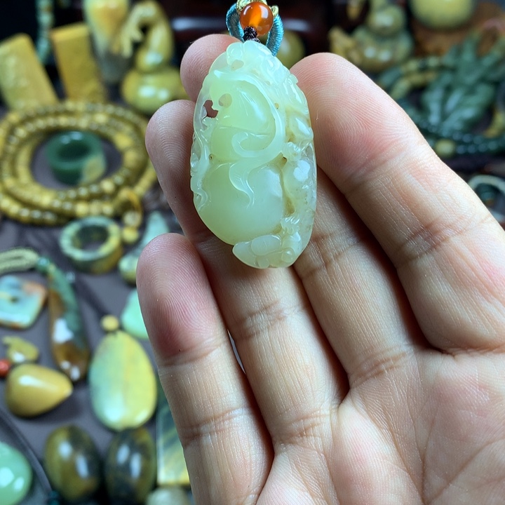 吊坠(赠链)未镶嵌岫岩老玉（透闪石质玉）