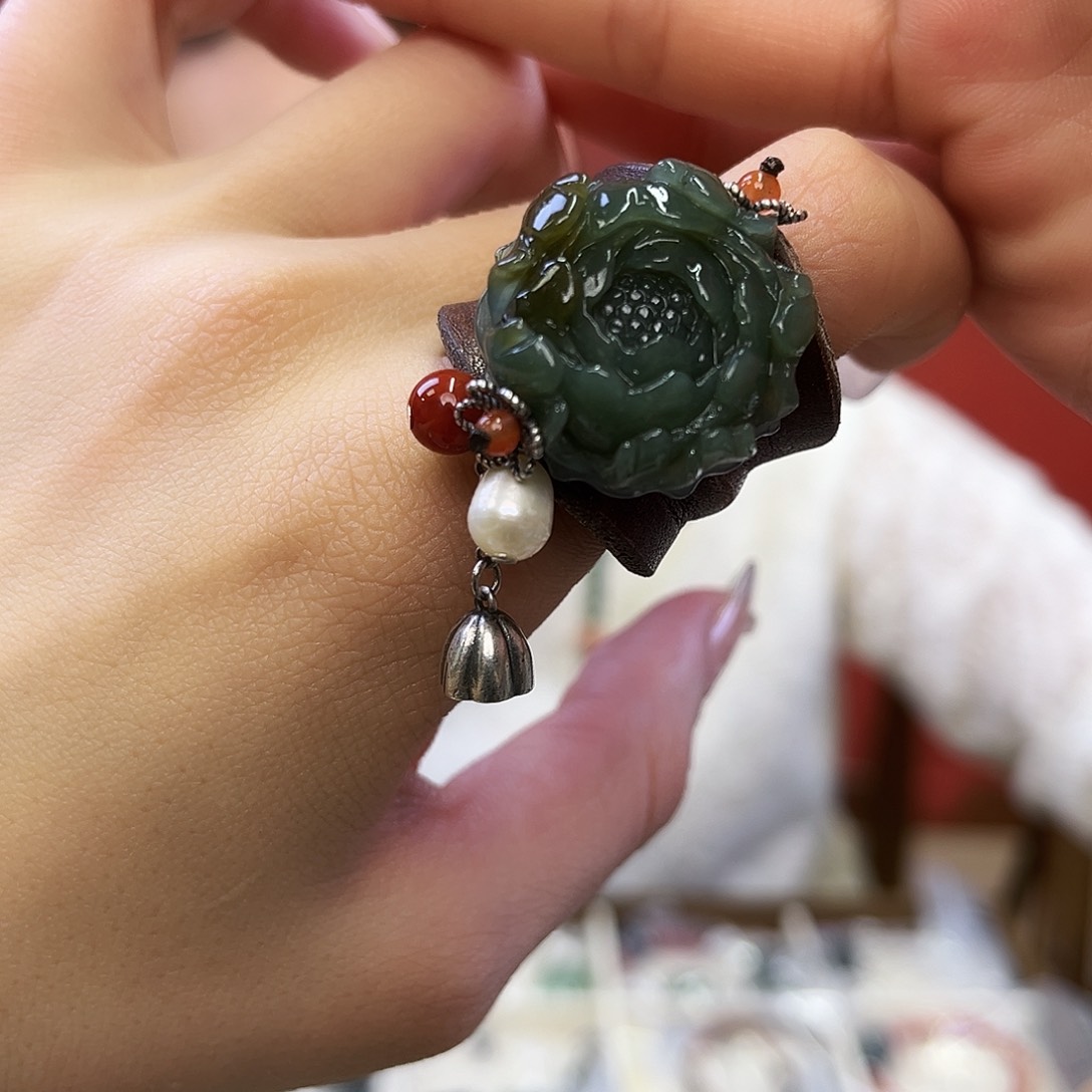 和田玉手链未镶嵌牡丹